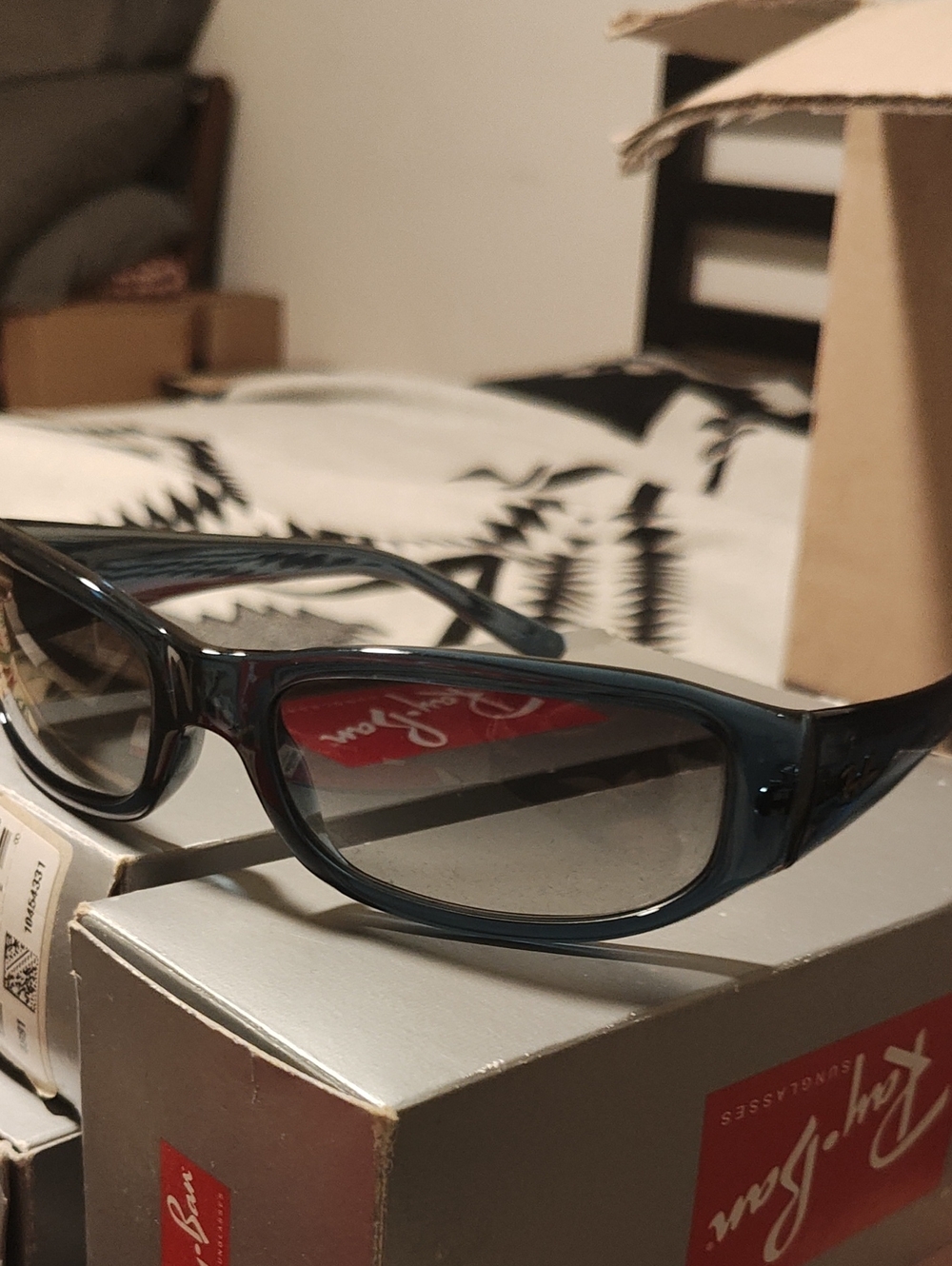 Ray•Ban Sunglasses RB 4137 Trans Blue Frame Polarized Gray Italy NEW
